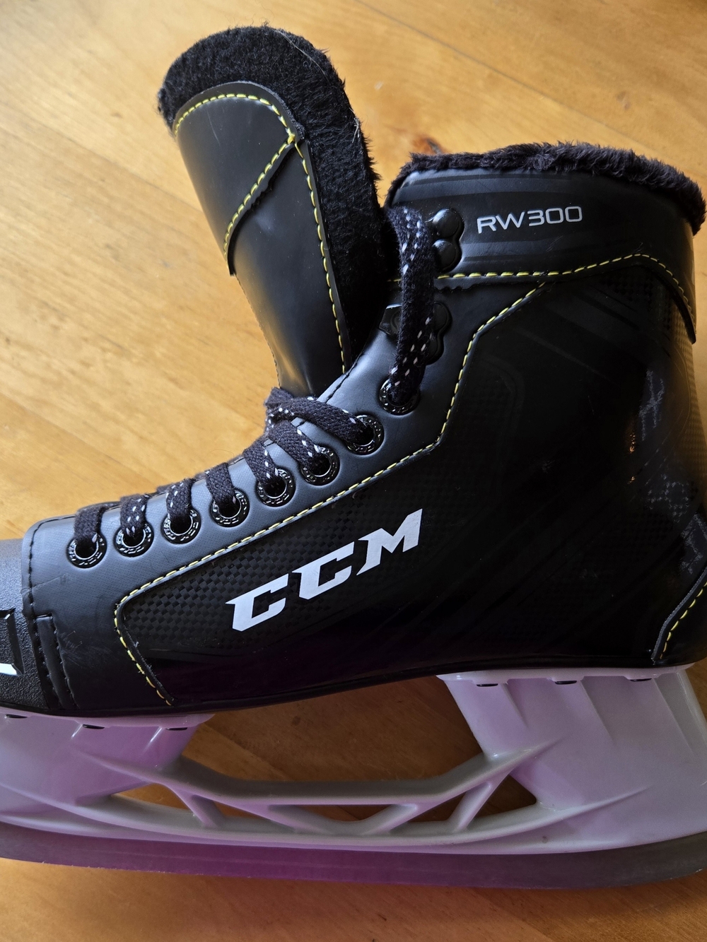CCM RW300 Black Ice Hockey Skate Mens Skate Size 8